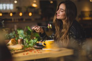 Read more about the article Mindful Eating – A Perfect Way to Engage the Mind and Body